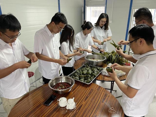 陜煤建設西北分公司開展“品味端午，傳承文明”包粽子活動