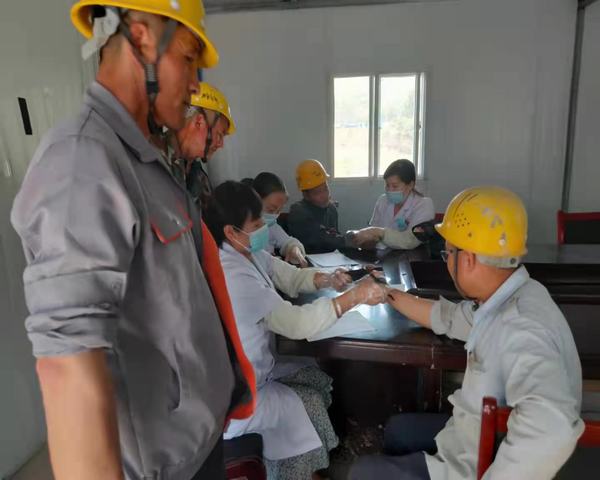 陜煤建設(shè)澄合分公司第三項(xiàng)目部關(guān)愛(ài)農(nóng)民工健康共筑和諧項(xiàng)目部