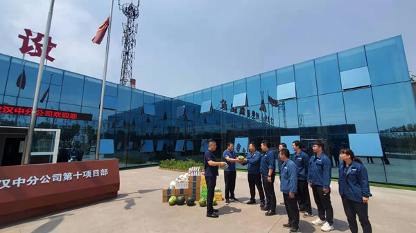 夏日送清涼 關(guān)愛(ài)到一線