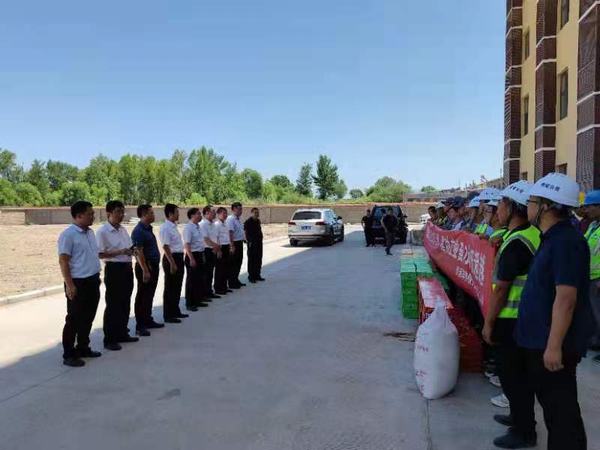 靖神鐵路公司黨委副書記、董事長(zhǎng)陳俊濤為陜煤建設(shè)銅煤公司第八項(xiàng)目部靖神鐵路孟家灣機(jī)輛中心項(xiàng)目干部職工等送清涼