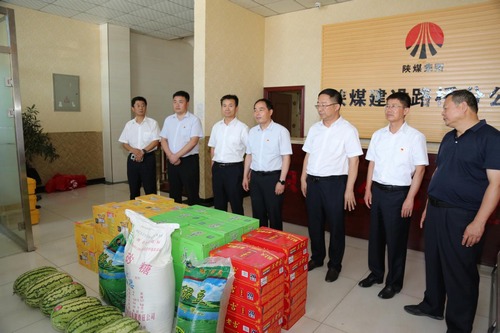 陜西靖神鐵路公司董事長(zhǎng)陳俊濤一行蒞臨陜煤建設(shè)路橋分公司靖神鐵路項(xiàng)目開展“送清涼”慰問(wèn)