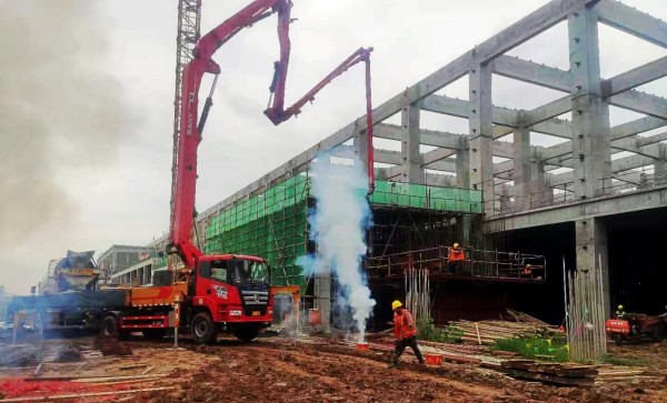 陜煤建設(shè)渭南分公司南京金龍純電動(dòng)商用車建設(shè)項(xiàng)目首個(gè)超危大整體鋼平臺(tái)液壓提模工程施工順利開工