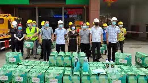 新城區(qū)總工會(huì)為陜煤建設(shè)新城公司一線建設(shè)者“送清涼”