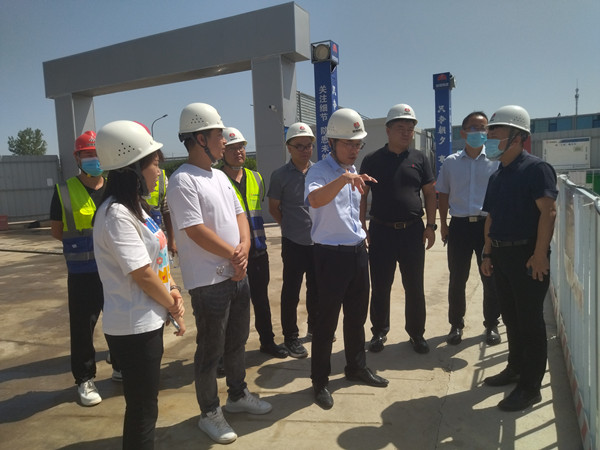 灃西新城黨委委員、管委會(huì)副主任薄磊一行蒞臨陜煤建設(shè)咸陽分公司承建的灃西新城第五學(xué)校項(xiàng)目調(diào)研指導(dǎo)工作