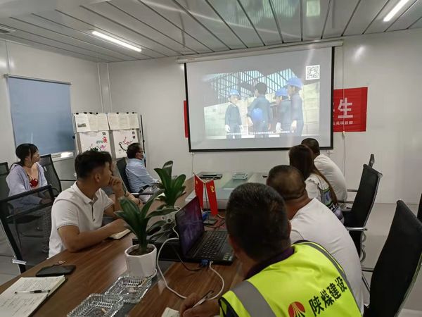 陜煤建設(shè)天工公司渭陽佳苑項(xiàng)目“觀視頻+防風(fēng)險(xiǎn)+遏事故” 迎雙節(jié)