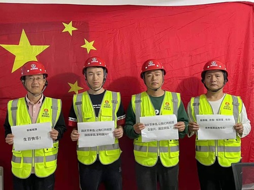 我和國旗合個(gè)影，曬出濃濃愛國情！