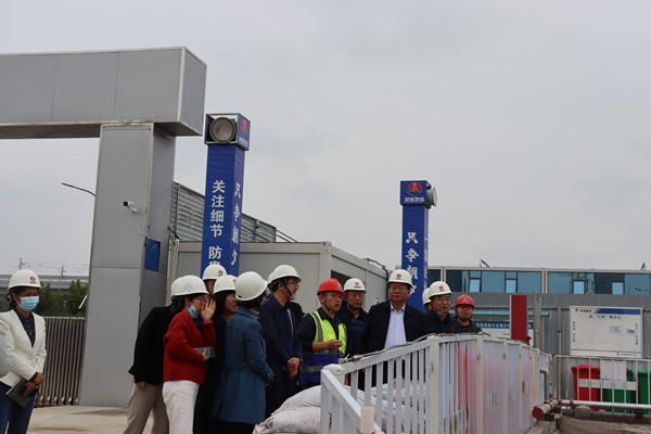 陜西省西咸新區(qū)灃西新城開(kāi)發(fā)建設(shè)（集團(tuán)）有限公司黨委書(shū)記、董事長(zhǎng)楊建柱一行蒞臨灃西新城第五學(xué)校項(xiàng)目調(diào)研指導(dǎo)工作