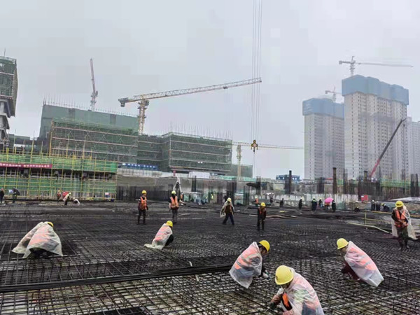 披星斬月?lián)尮て?堅守一線抓進度