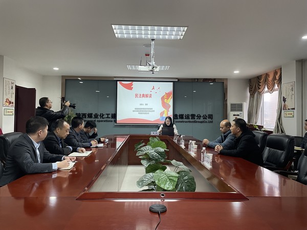 神木市司法局局長趙永強(qiáng)蒞臨陜煤建設(shè)洗選煤運(yùn)營公司開展“憲法宣傳周”宣講活動