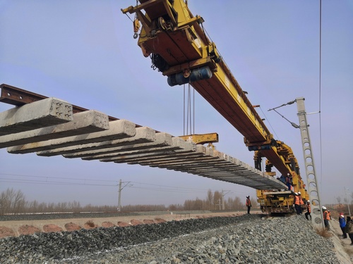 陜煤建設(shè)路橋分公司靖神鐵路孟紅段聯(lián)絡(luò)線正式開(kāi)始鋪軌作業(yè)