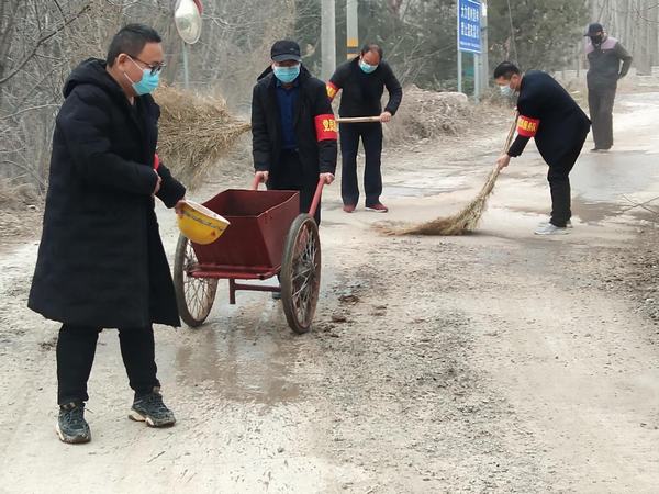 陜煤建設(shè)銅煤公司基層黨員服務隊清掃馬路服務群眾暖心路