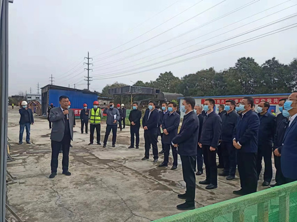 涇陽縣縣委書記拓巍峰、縣長郝瑞耀一行蒞臨陜煤建設(shè)咸陽分公司涇陽縣西城保障房項(xiàng)目觀摩調(diào)研