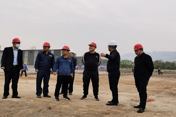 陜鋼集團(tuán)龍鋼公司董事長陳驍?shù)綑C(jī)械化綜合一次料場檢查指導(dǎo)工作