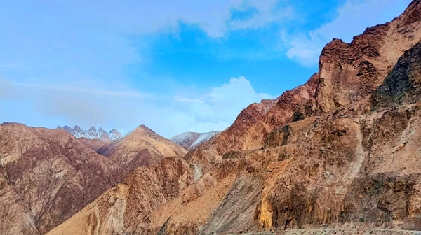 祁連山的風(fēng)，不小心打翻了春的調(diào)色板