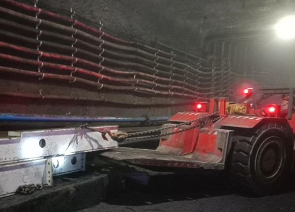 陜煤建設(shè)機電安裝公司順利完成曹家灘122108帶式輸送機拆除、回撤工程