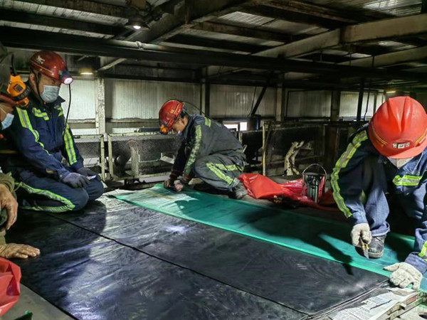 陜煤建設(shè)機(jī)電安裝公司小保當(dāng)項目部18小時完成膠帶搶險任務(wù)