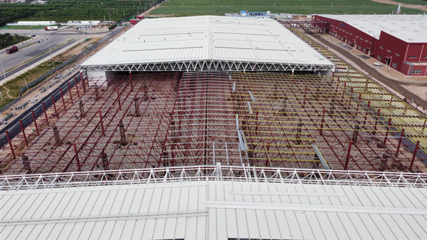 陜煤建設(shè)渭南分公司：南京金龍電動車項目網(wǎng)架頂升圓滿收官