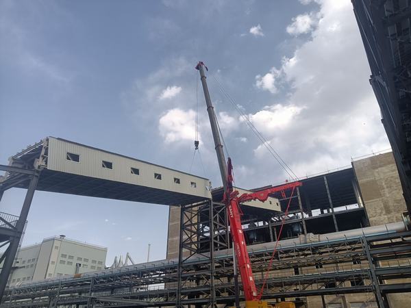 陜煤建設(shè)榆林公司神木電石棧橋工程桁架吊裝4天完成13跨，跑出項目“加速度”