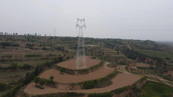 陜煤建設(shè)機(jī)電安裝公司10萬千瓦光伏項(xiàng)目110kv外送線路全線貫通