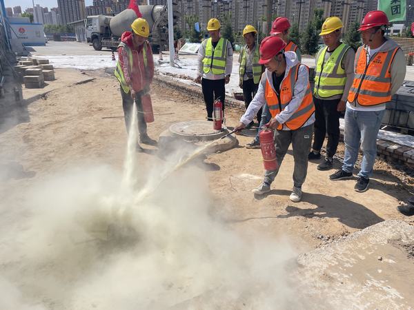 科創(chuàng)新城同慧運(yùn)動(dòng)公園項(xiàng)目經(jīng)理部開展消防應(yīng)急演練夯實(shí)安全基礎(chǔ)