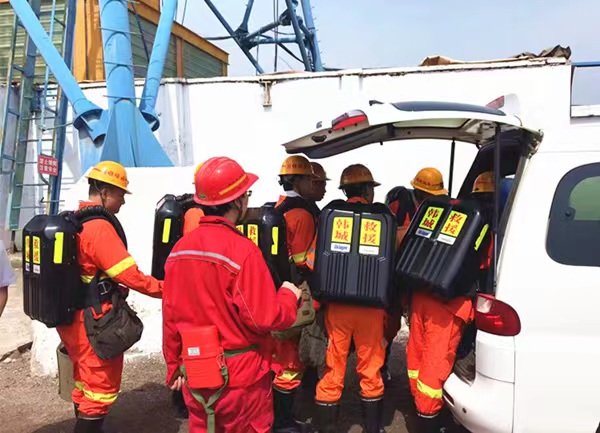 韓城礦業(yè)王峰煤礦與陜煤建設(shè)礦建二公司王峰項(xiàng)目部組織開展煤礦水害事故應(yīng)急救援演練