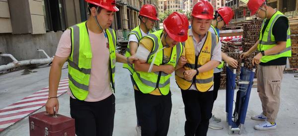 陜煤建設(shè)銅煤公司第十五項(xiàng)目部開(kāi)展“防風(fēng)險(xiǎn)、除隱患、遏事故”為主題的特種設(shè)備事故應(yīng)急救援演練活動(dòng)