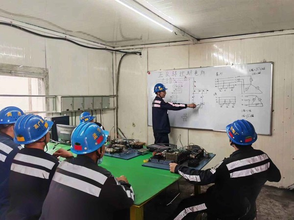 陜煤建設(shè)洗選煤運(yùn)營公司紅柳林洗煤廠項(xiàng)目部：機(jī)電綜合實(shí)訓(xùn)室成為員工技能“充電站”