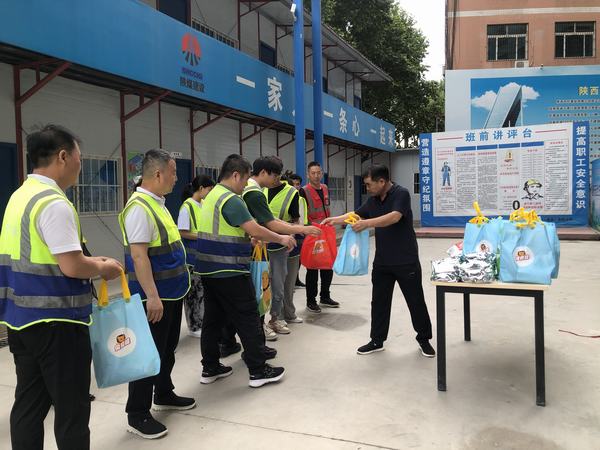 陜煤建設(shè)韓城分公司開展“送清涼進(jìn)一線，為職工辦實(shí)事”活動(dòng)