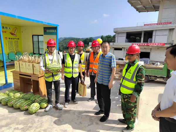 陜西王石凹煤礦工業(yè)旅游開發(fā)有限公司深入王石凹游客服務(wù)中心項目開展“送清涼”活動