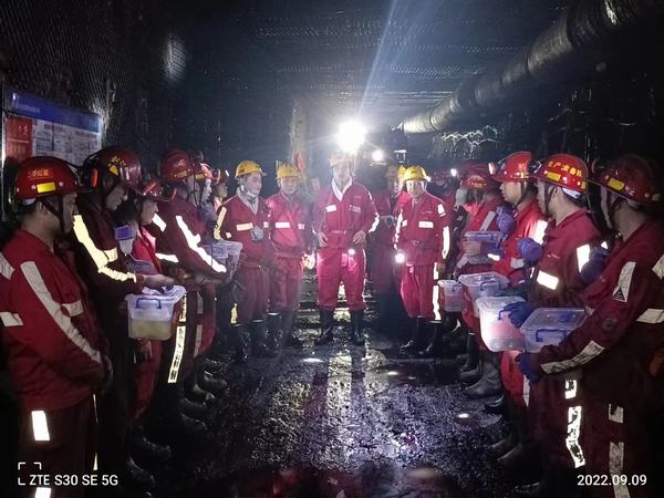 曹家灘礦業(yè)公司領(lǐng)導(dǎo)深入陜煤建設(shè)煤礦運(yùn)營服務(wù)公司 曹家灘項目部開展中秋慰問活動