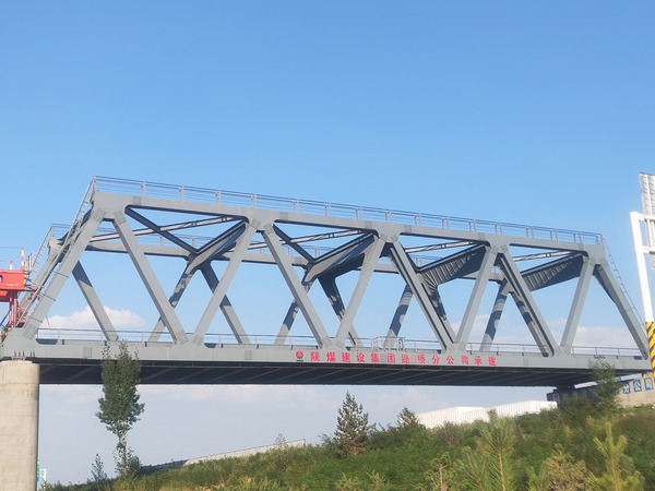 陜煤建設路橋分公司靖神鐵路紅石峽特大橋鋼桁梁橋施工順利完成