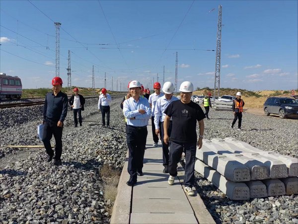 陜西鐵路物流集團(tuán)副總經(jīng)理李博一行深入靖神鐵路項目檢查指導(dǎo)