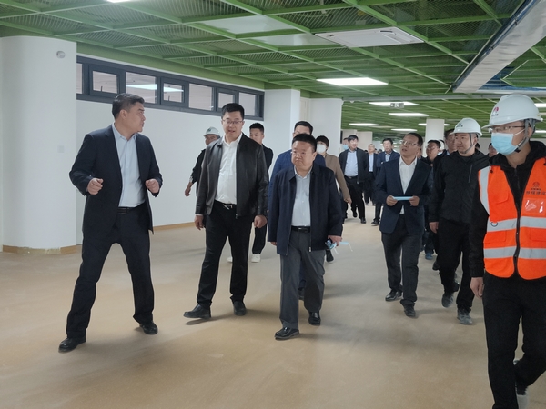 榆林城投集團(tuán)黨委書記、董事長、總經(jīng)理郝君一行蒞臨北京師范大學(xué)榆林學(xué)校（幼兒園）項目檢查指導(dǎo)工作