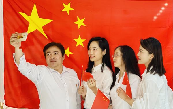 陜煤建設(shè)項(xiàng)目開(kāi)發(fā)公司：“與國(guó)旗合影，身披榮光 ”