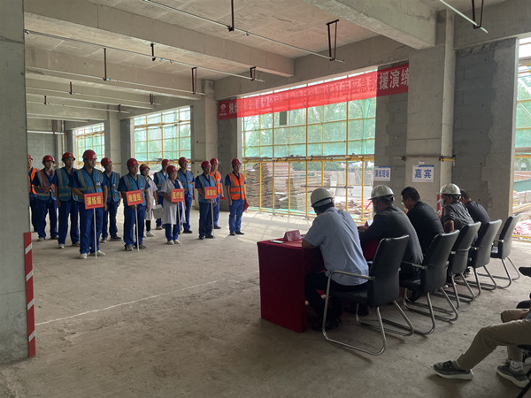 陜煤建設(shè)渭南分公司第一項(xiàng)目部物體打擊應(yīng)急演練在啟航A、B座項(xiàng)目工地展開(kāi)