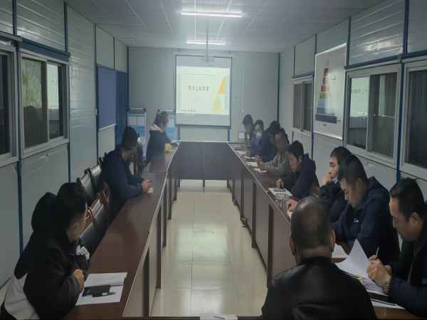 陜煤建設(shè)韓城分公司以最實(shí)“安全服務(wù)”、最暖“溫馨提醒” 密織安全風(fēng)險(xiǎn)防范網(wǎng)