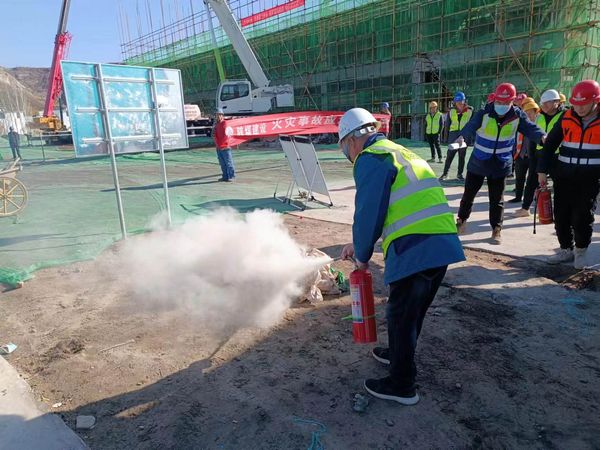陜煤建設(shè)天工公司基層項(xiàng)目部施工現(xiàn)場消防安全演練正當(dāng)時