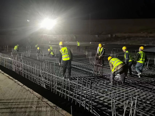 陜煤建設(shè)漢中分公司龍鋼一次料場項目首個大體積混凝土底板順利澆筑完成