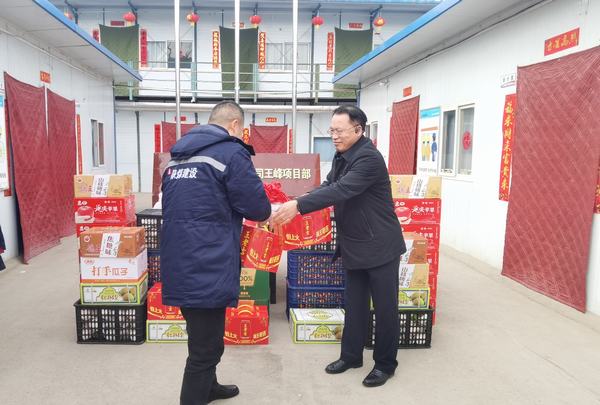 陜煤建設(shè)礦建二公司經(jīng)理白鳳忠前往施工一線進(jìn)行春節(jié)慰問(wèn)