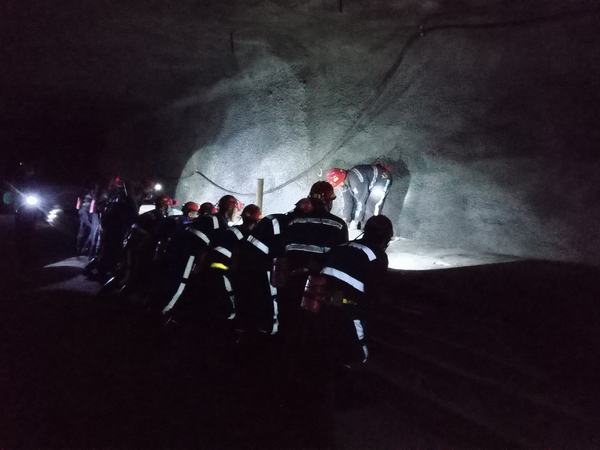 陜煤建設(shè)韓城分公司提前完成張家峁4-2煤大巷帶式輸送機膠帶更換工程