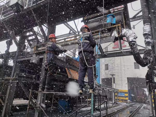 陜煤建設(shè)洗選煤運(yùn)營(yíng)公司檸條塔運(yùn)營(yíng)項(xiàng)目部：“斷崖式”降溫，工人“白頭”力保生產(chǎn)