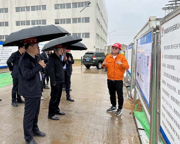 榆林市副市長王華勝蒞臨陜煤建設機電安裝公司施工現(xiàn)場進行環(huán)保調(diào)研