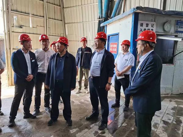 陜煤股份有限公司常務(wù)副總經(jīng)理李孝波、彬長(zhǎng)礦業(yè)有限公司總經(jīng)理焦小年蒞臨陜煤建設(shè)礦建二公司第一項(xiàng)目部檢查指導(dǎo)工作