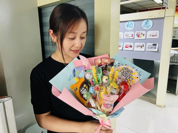 陜煤建設礦建二公司開展“巧手制花束 開心過六一”主題活動