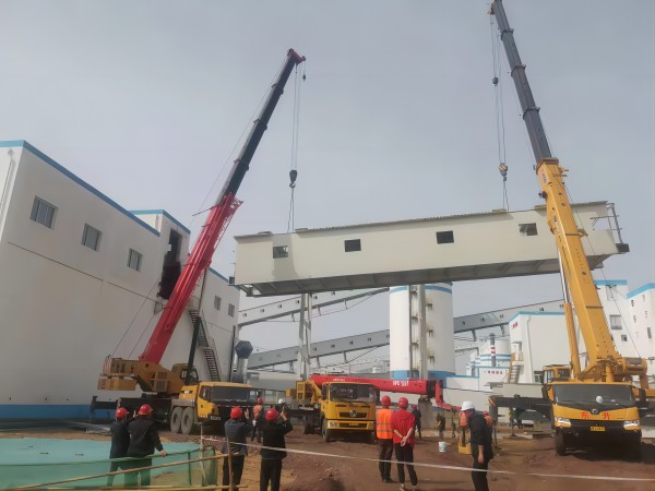 陜煤建設渭南分公司第十二項目部承建的小保當選煤廠成品矸石緩沖倉至8004驅動間帶式輸送棧橋順利吊裝完成