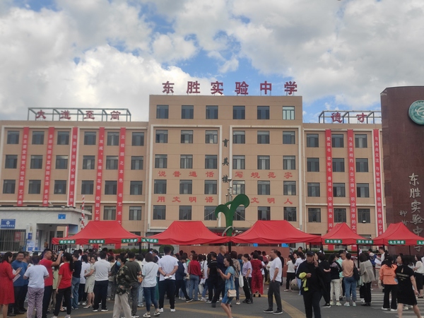 陜煤建設(shè)銅煤公司第五項(xiàng)目部開展“助力中考，愛(ài)心送水”志愿服務(wù)活動(dòng)