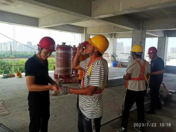 陜煤建設渭南分公司第一項目部：你戰(zhàn)高溫，我送清涼，這個夏天不服“暑”！