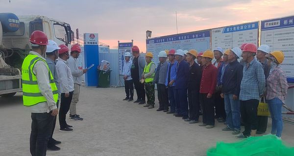 陜煤建設(shè)天工公司承建的彬長(zhǎng)低熱值煤660MW超超臨界CFB示范項(xiàng)目?jī)?chǔ)煤筒倉滑模施工順利開滑