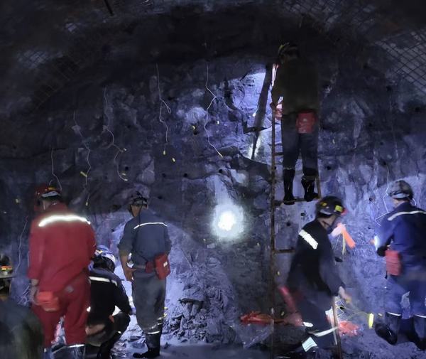 陜煤建設(shè)礦建二公司王峰項(xiàng)目部?jī)蓚€(gè)巷道精準(zhǔn)貫通