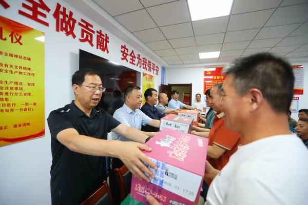 黃陵建莊礦業(yè)有限公司董事長雷貫亮蒞臨陜煤建設(shè)礦建二公司建莊項(xiàng)目部檢查慰問